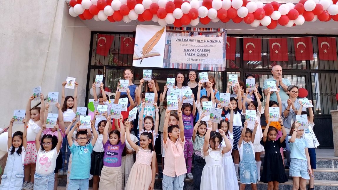 KÜÇÜK ELLER GÜÇLÜ KALEMLER İMZA GÜNÜ